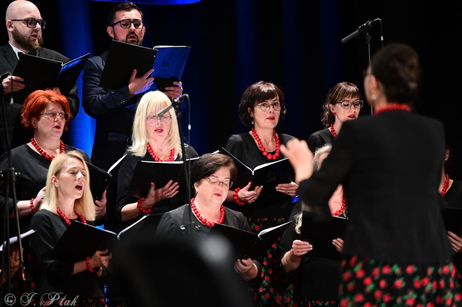 Zdjęcie w galerii na portalu naszraciborz.pl: Co nam w duszy gra – chóralne dźwięki wypełniły Strzechę wiadomości z regionu