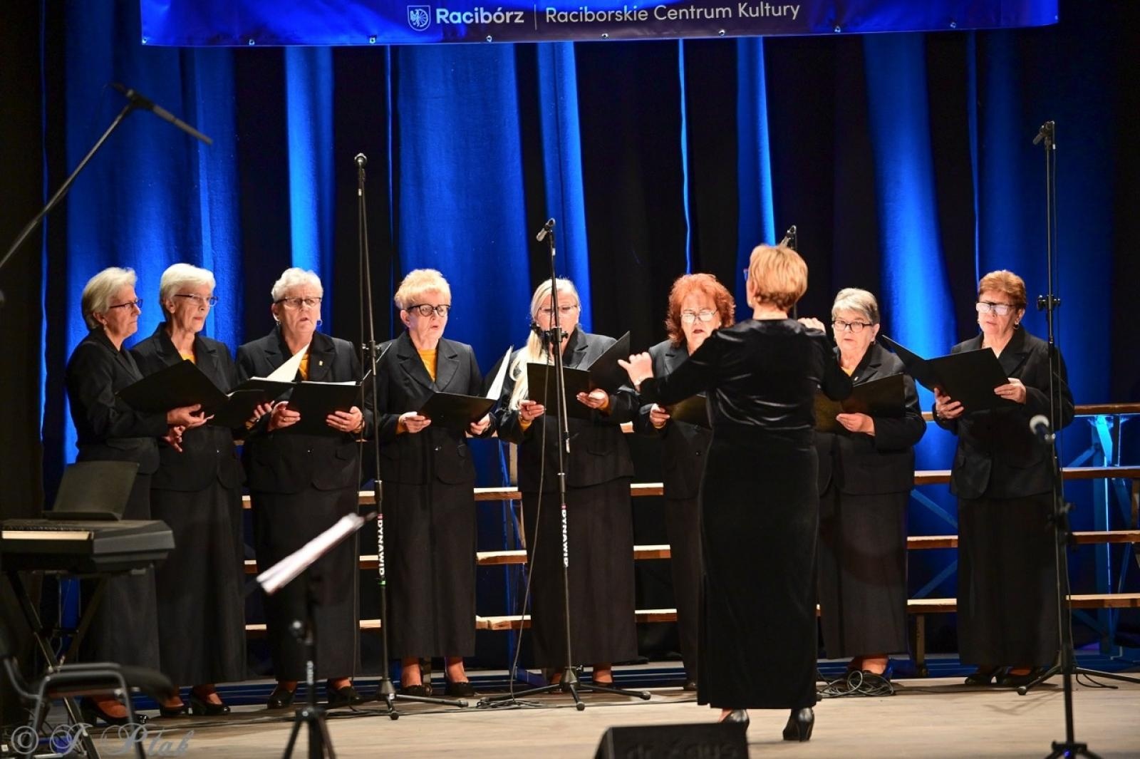 Zdjęcie w galerii na portalu naszraciborz.pl: Co nam w duszy gra – chóralne dźwięki wypełniły Strzechę wiadomości z regionu