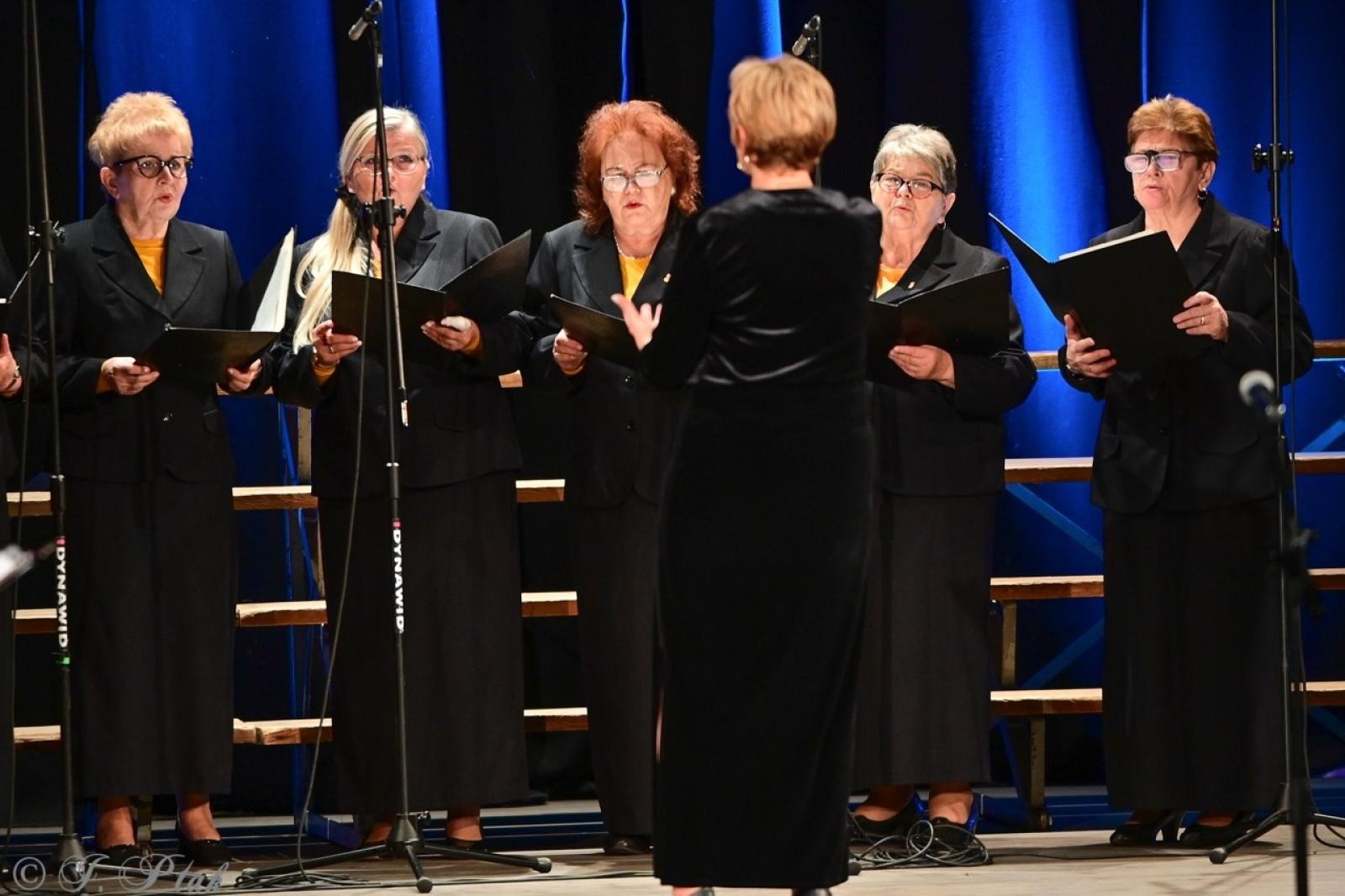 Zdjęcie w galerii na portalu naszraciborz.pl: Co nam w duszy gra – chóralne dźwięki wypełniły Strzechę wiadomości z regionu