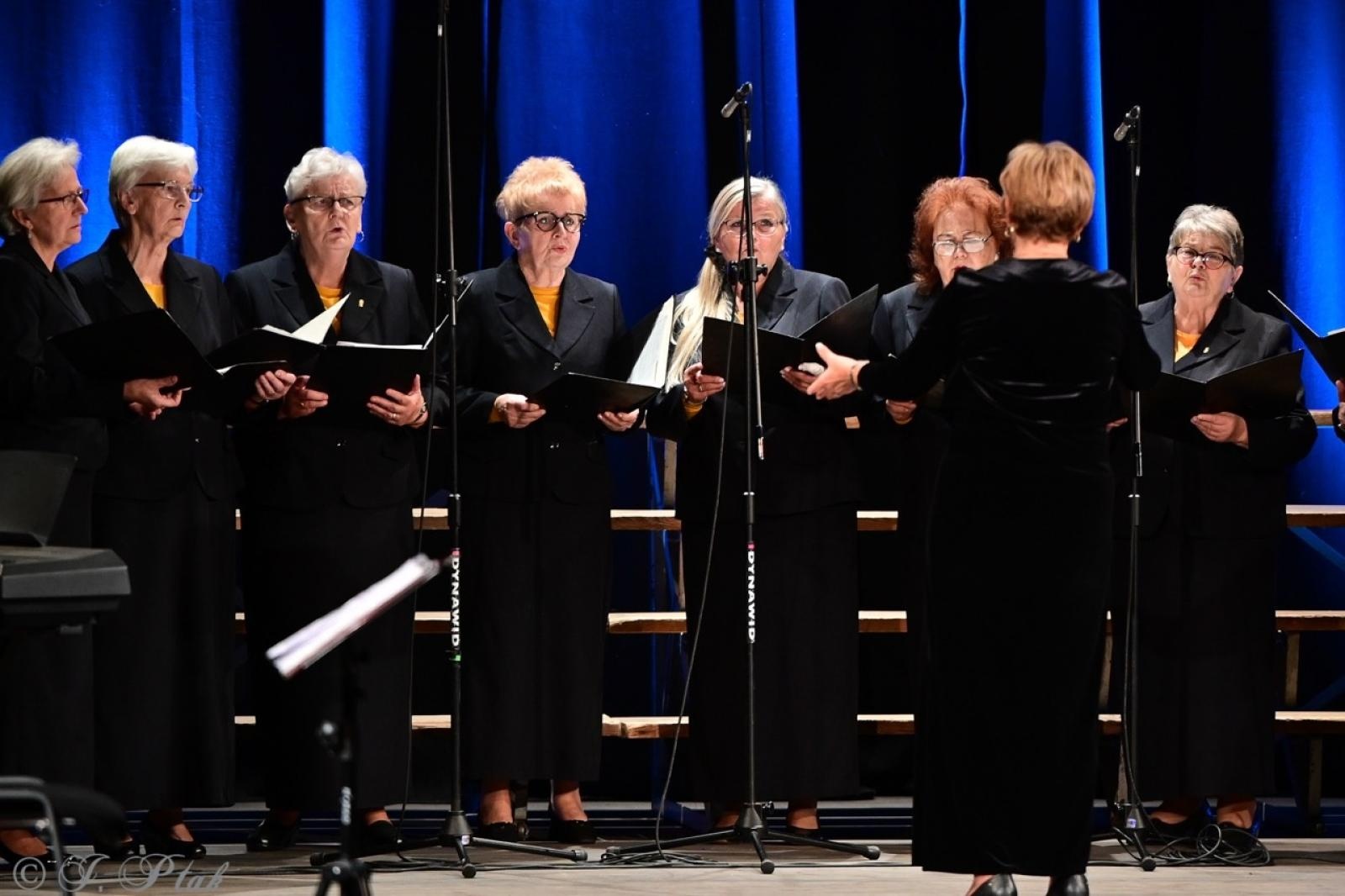 Zdjęcie w galerii na portalu naszraciborz.pl: Co nam w duszy gra – chóralne dźwięki wypełniły Strzechę wiadomości z regionu