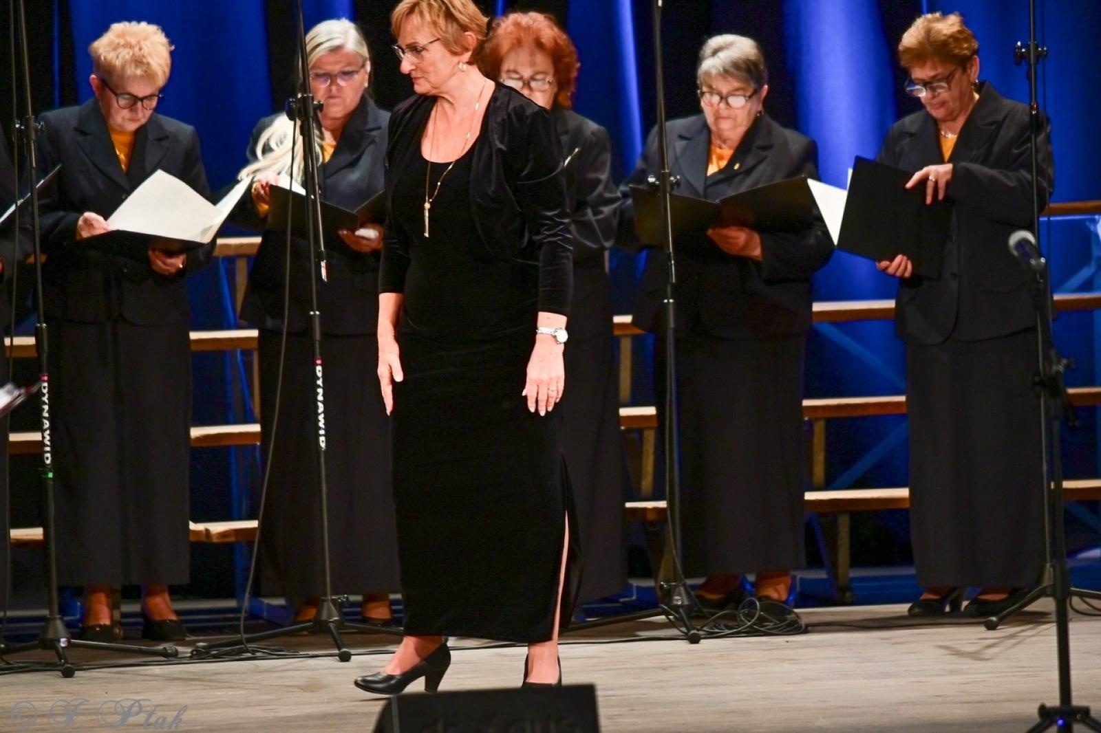 Zdjęcie w galerii na portalu naszraciborz.pl: Co nam w duszy gra – chóralne dźwięki wypełniły Strzechę wiadomości z regionu