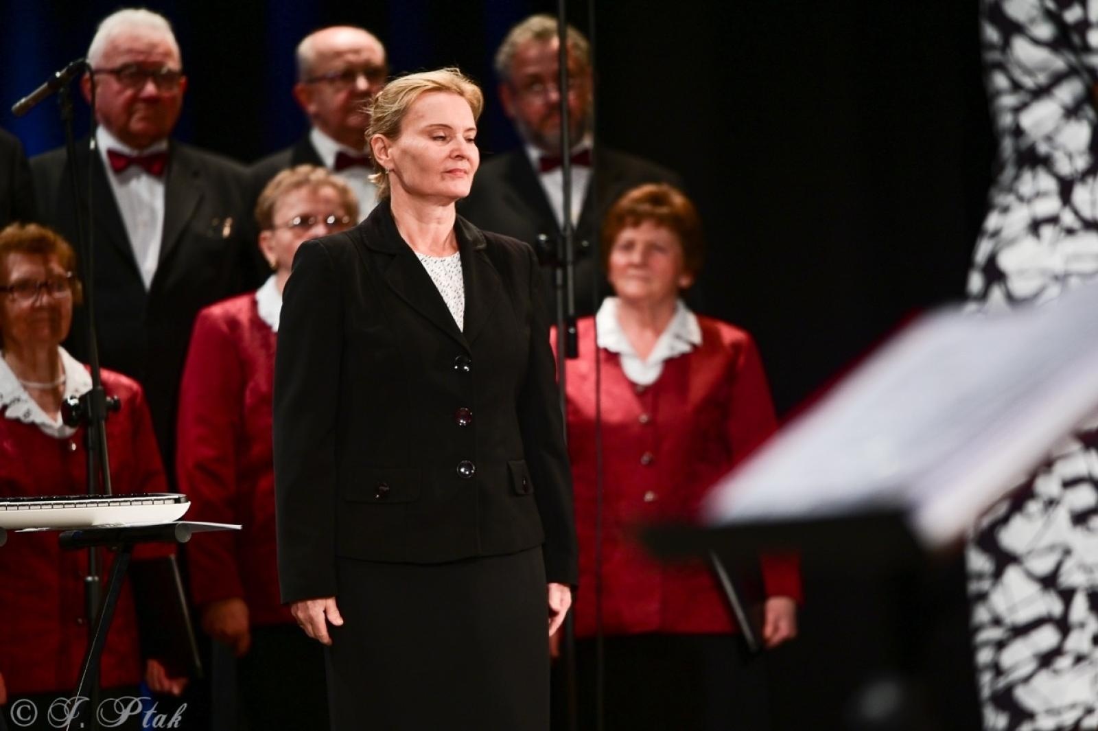 Zdjęcie w galerii na portalu naszraciborz.pl: Co nam w duszy gra – chóralne dźwięki wypełniły Strzechę wiadomości z regionu