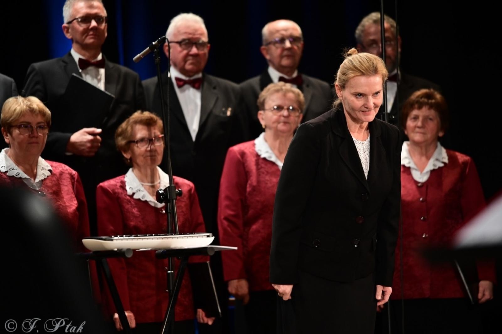 Zdjęcie w galerii na portalu naszraciborz.pl: Co nam w duszy gra – chóralne dźwięki wypełniły Strzechę wiadomości z regionu