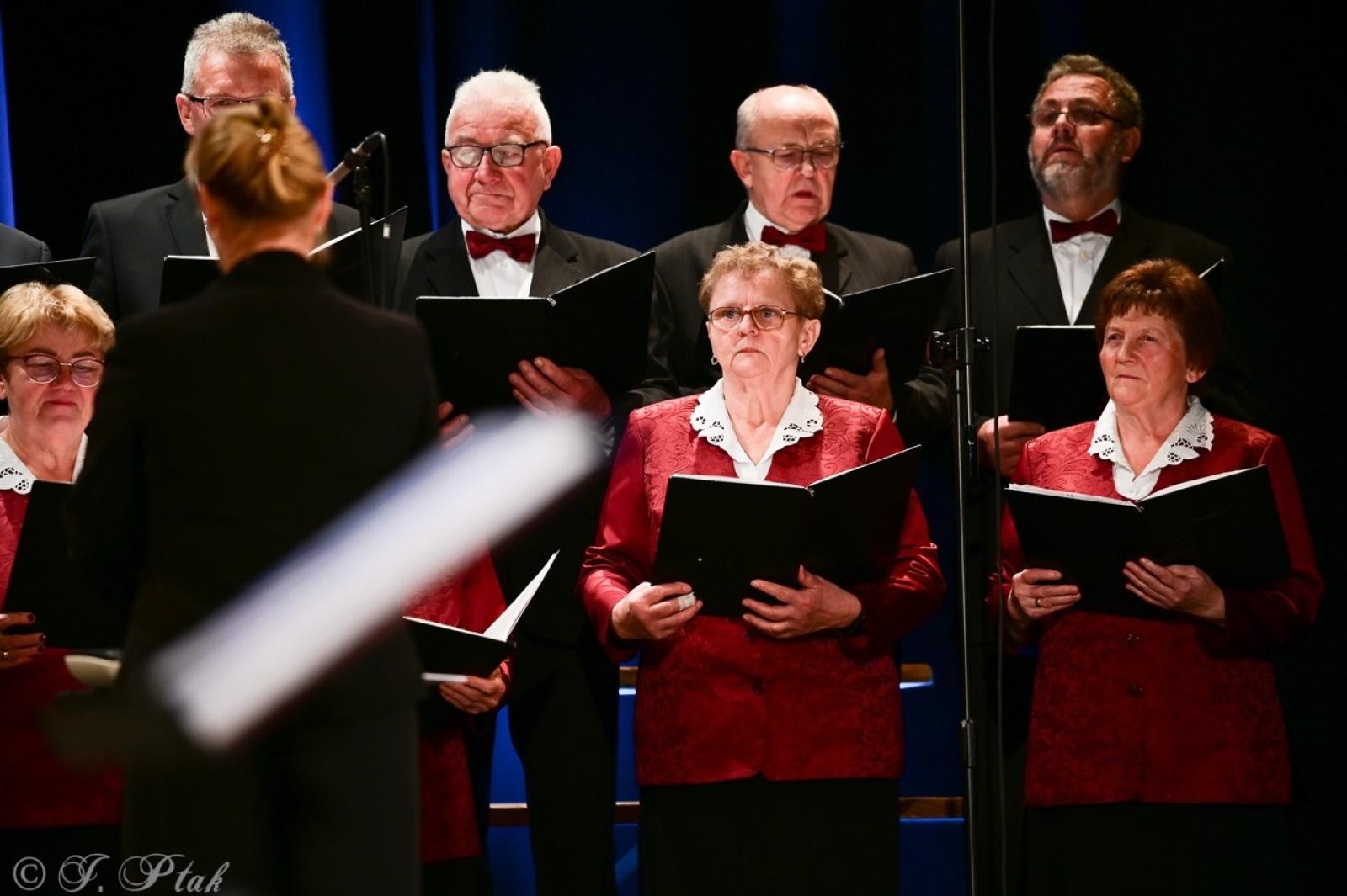 Zdjęcie w galerii na portalu naszraciborz.pl: Co nam w duszy gra – chóralne dźwięki wypełniły Strzechę wiadomości z regionu