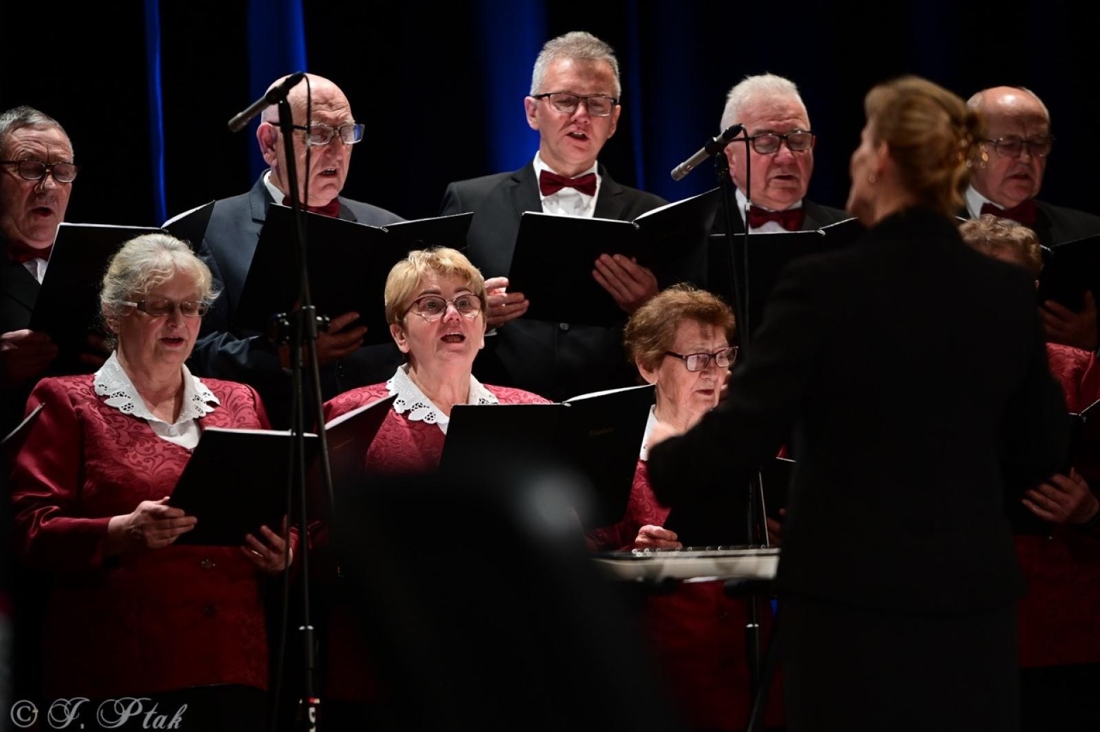 Zdjęcie w galerii na portalu naszraciborz.pl: Co nam w duszy gra – chóralne dźwięki wypełniły Strzechę wiadomości z regionu