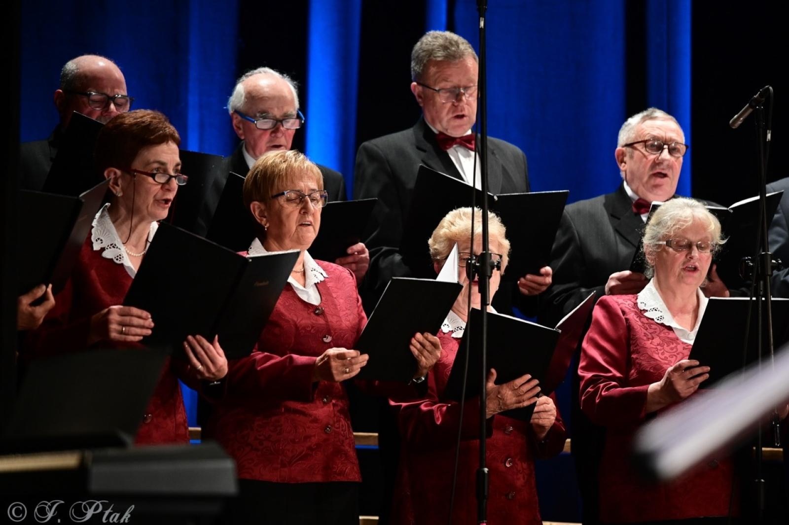 Zdjęcie w galerii na portalu naszraciborz.pl: Co nam w duszy gra – chóralne dźwięki wypełniły Strzechę wiadomości z regionu