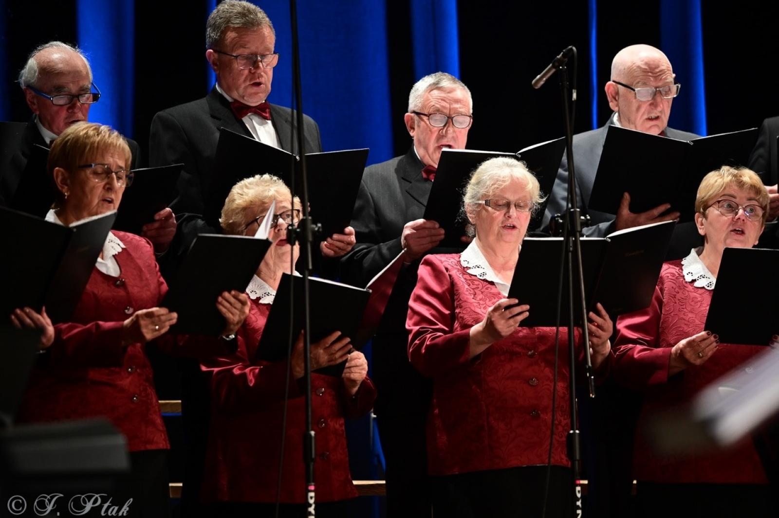 Zdjęcie w galerii na portalu naszraciborz.pl: Co nam w duszy gra – chóralne dźwięki wypełniły Strzechę wiadomości z regionu