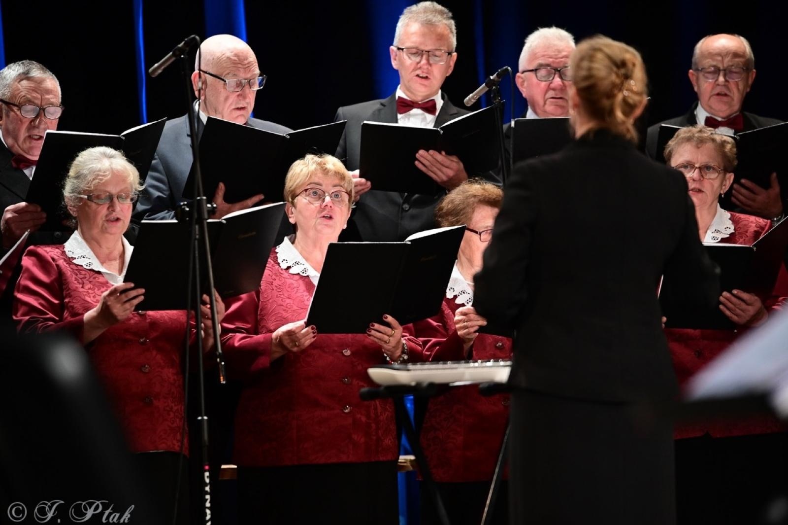 Zdjęcie w galerii na portalu naszraciborz.pl: Co nam w duszy gra – chóralne dźwięki wypełniły Strzechę wiadomości z regionu