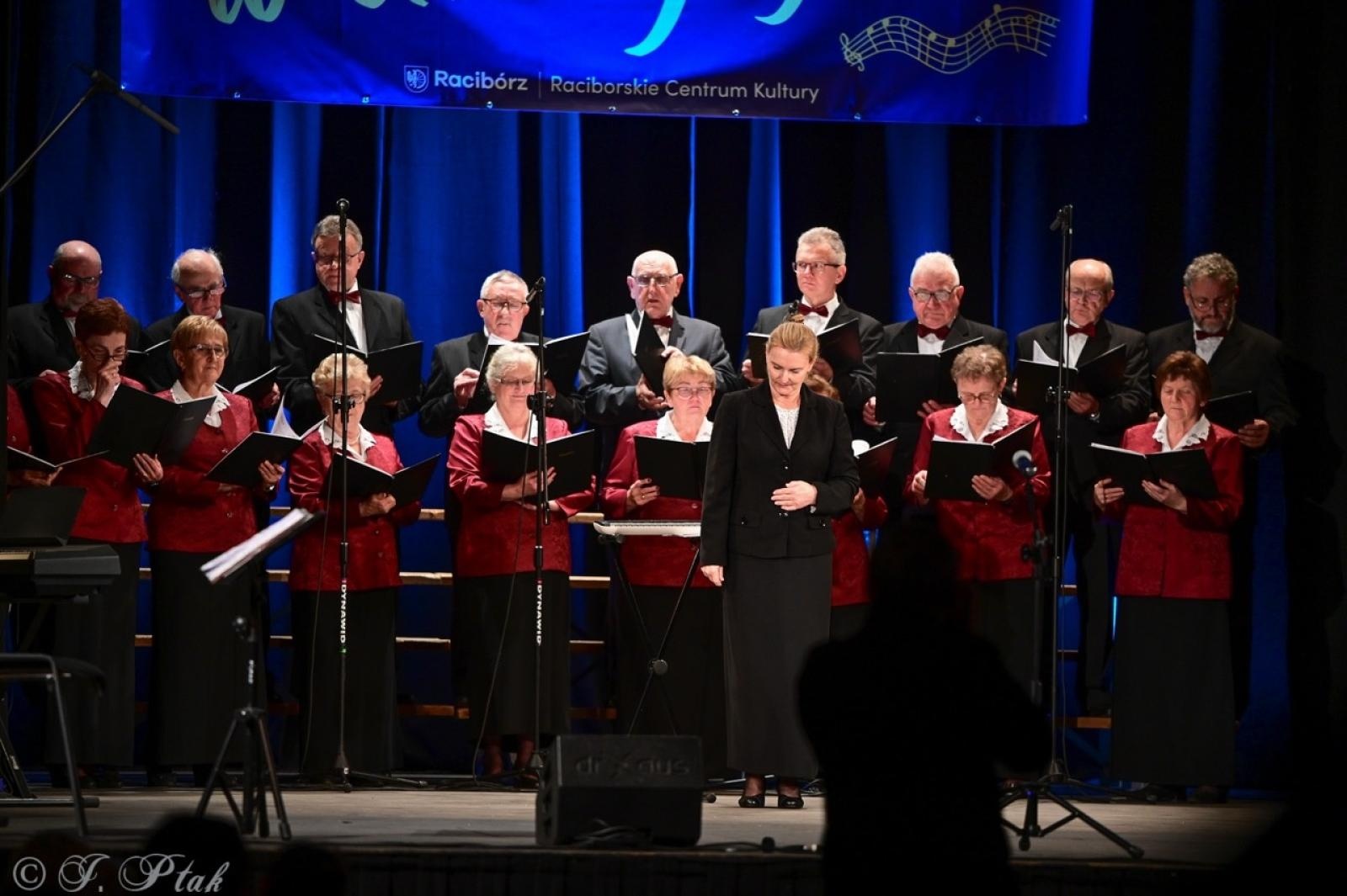 Zdjęcie w galerii na portalu naszraciborz.pl: Co nam w duszy gra – chóralne dźwięki wypełniły Strzechę wiadomości z regionu
