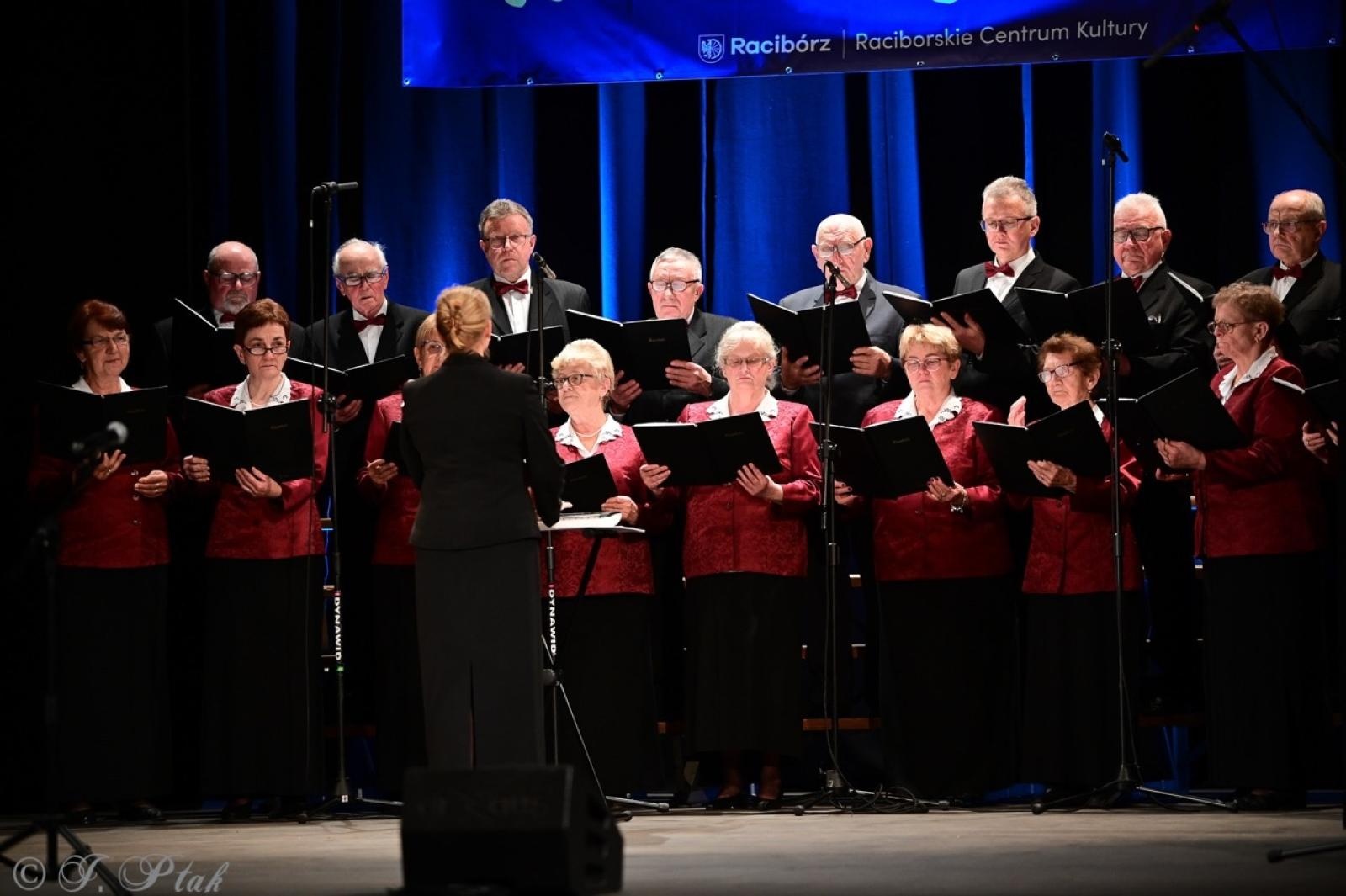 Zdjęcie w galerii na portalu naszraciborz.pl: Co nam w duszy gra – chóralne dźwięki wypełniły Strzechę wiadomości z regionu