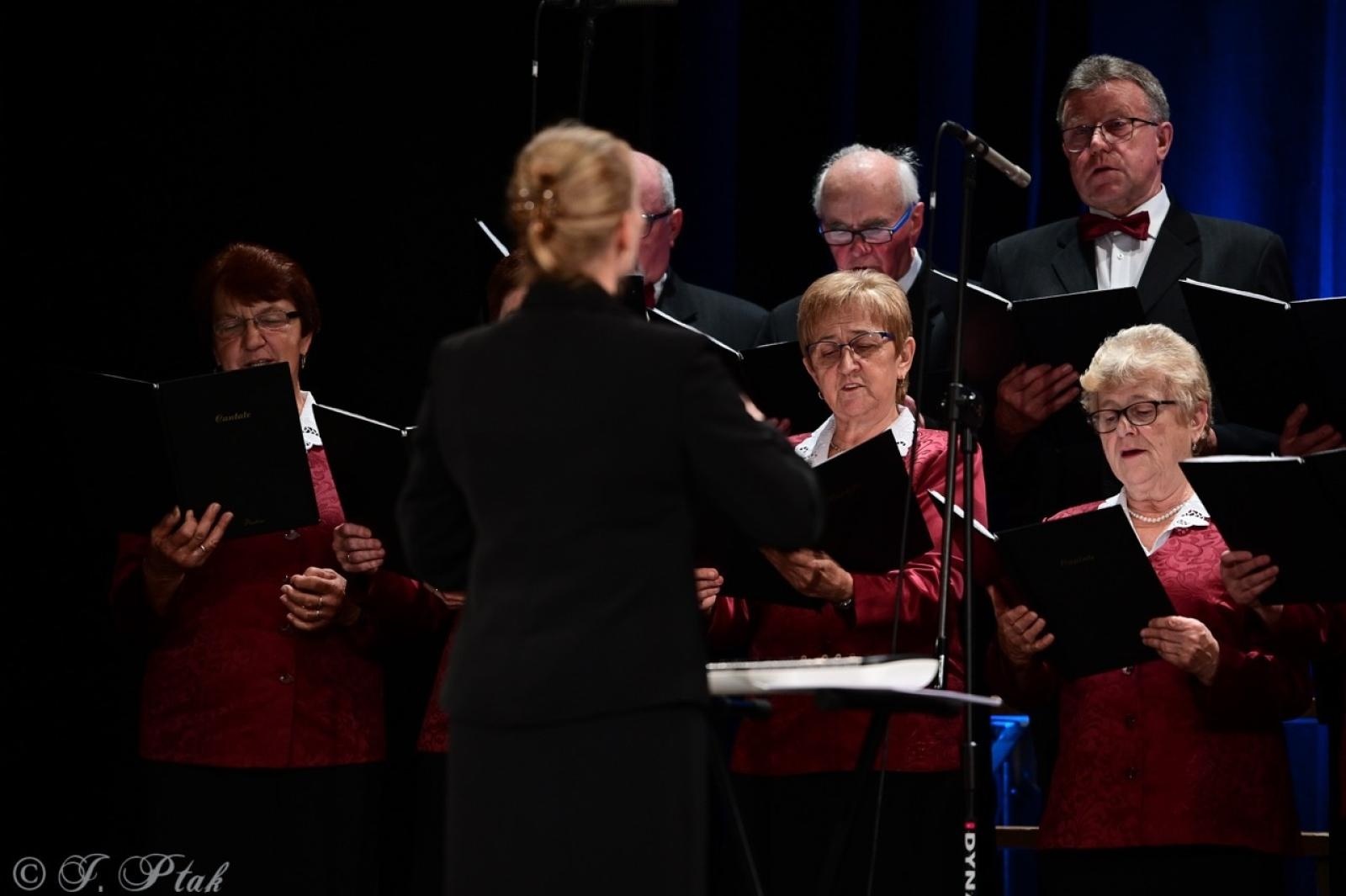 Zdjęcie w galerii na portalu naszraciborz.pl: Co nam w duszy gra – chóralne dźwięki wypełniły Strzechę wiadomości z regionu