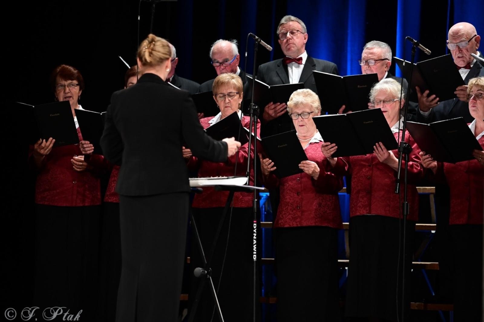 Zdjęcie w galerii na portalu naszraciborz.pl: Co nam w duszy gra – chóralne dźwięki wypełniły Strzechę wiadomości z regionu