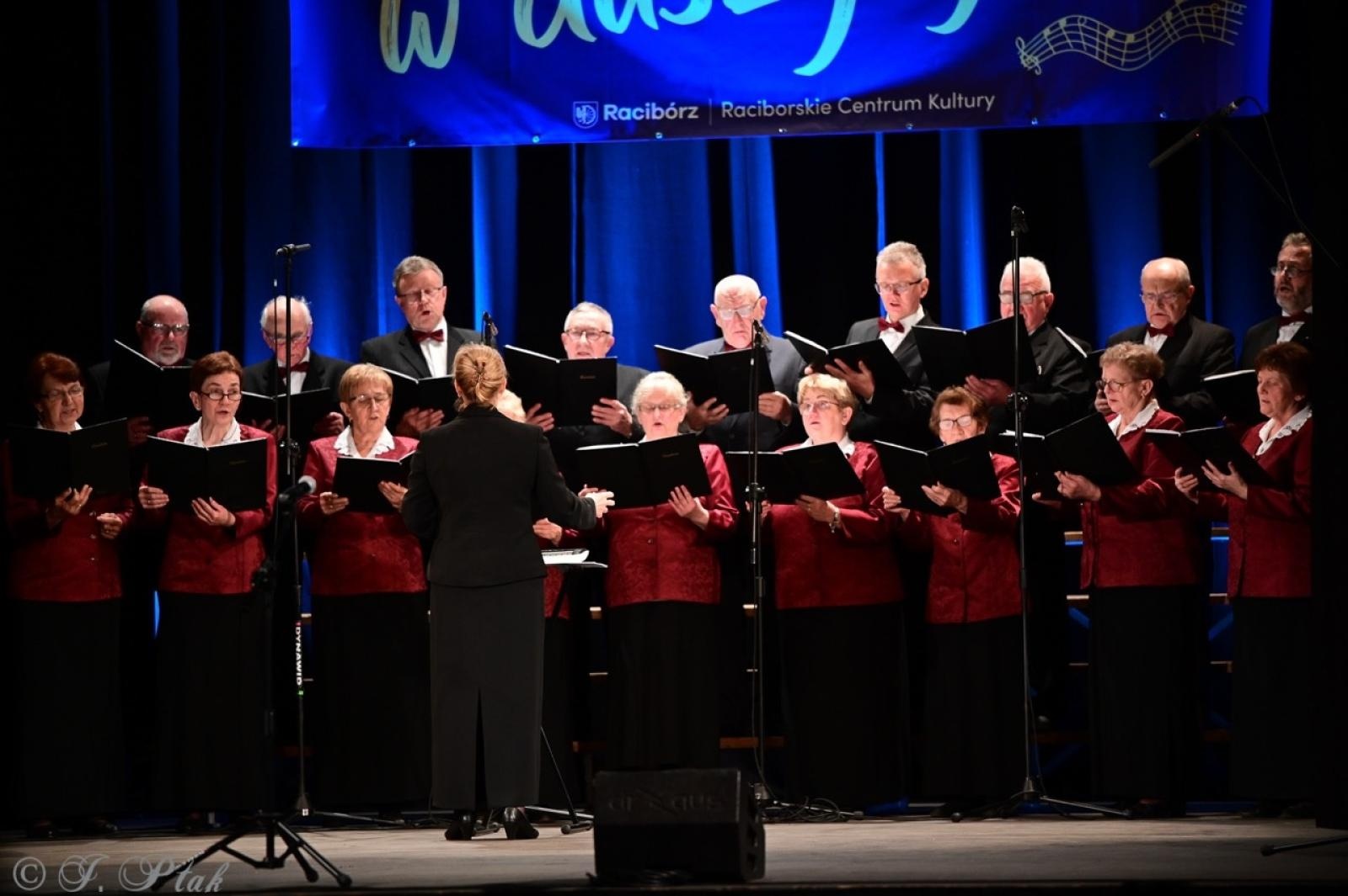 Zdjęcie w galerii na portalu naszraciborz.pl: Co nam w duszy gra – chóralne dźwięki wypełniły Strzechę wiadomości z regionu
