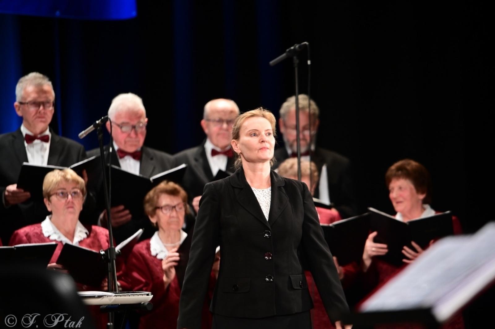 Zdjęcie w galerii na portalu naszraciborz.pl: Co nam w duszy gra – chóralne dźwięki wypełniły Strzechę wiadomości z regionu