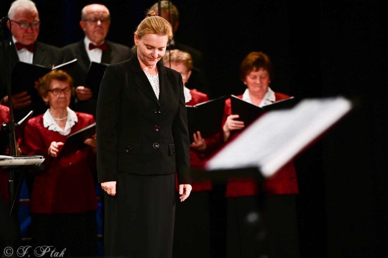 Zdjęcie w galerii na portalu naszraciborz.pl: Co nam w duszy gra – chóralne dźwięki wypełniły Strzechę wiadomości z regionu