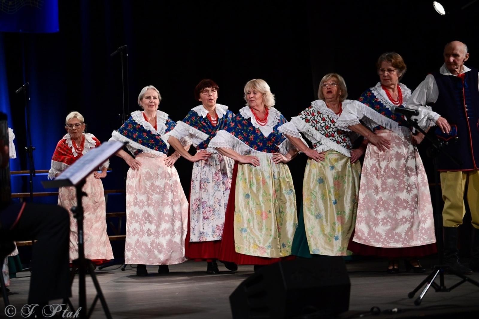 Zdjęcie w galerii na portalu naszraciborz.pl: Co nam w duszy gra – chóralne dźwięki wypełniły Strzechę wiadomości z regionu