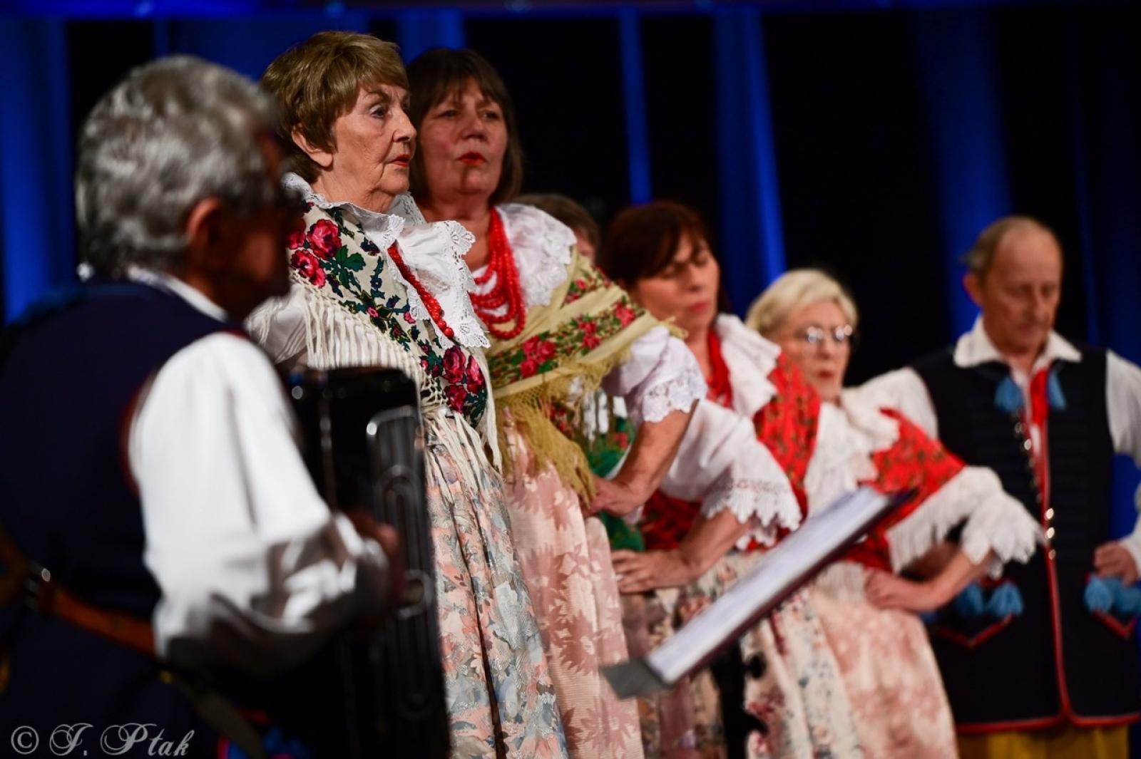 Zdjęcie w galerii na portalu naszraciborz.pl: Co nam w duszy gra – chóralne dźwięki wypełniły Strzechę wiadomości z regionu