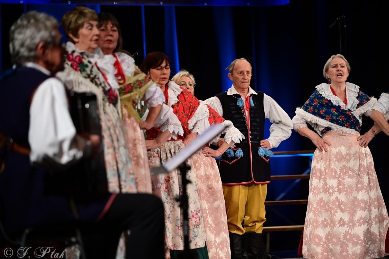 Zdjęcie w galerii na portalu naszraciborz.pl: Co nam w duszy gra – chóralne dźwięki wypełniły Strzechę wiadomości z regionu