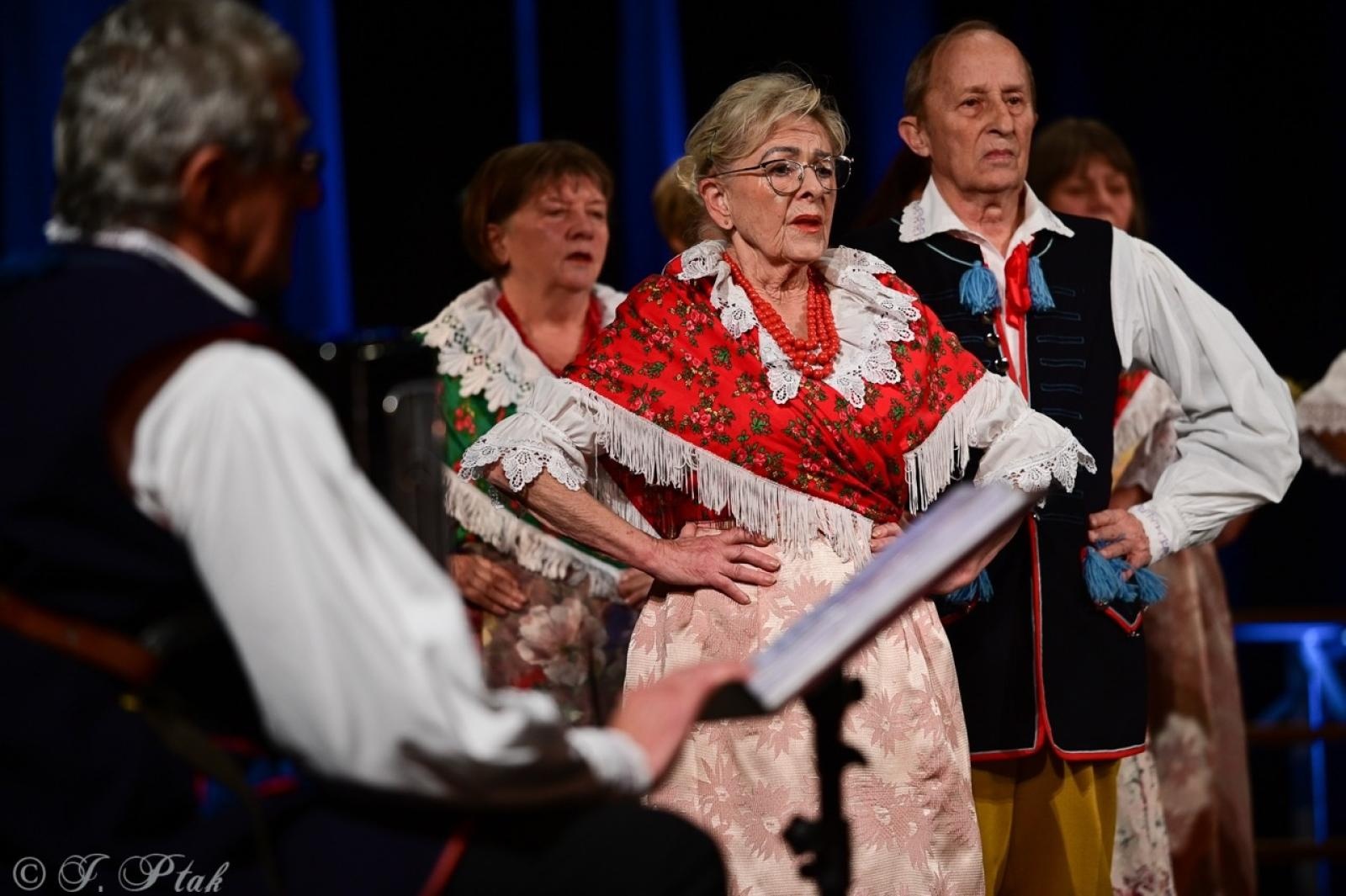 Zdjęcie w galerii na portalu naszraciborz.pl: Co nam w duszy gra – chóralne dźwięki wypełniły Strzechę wiadomości z regionu