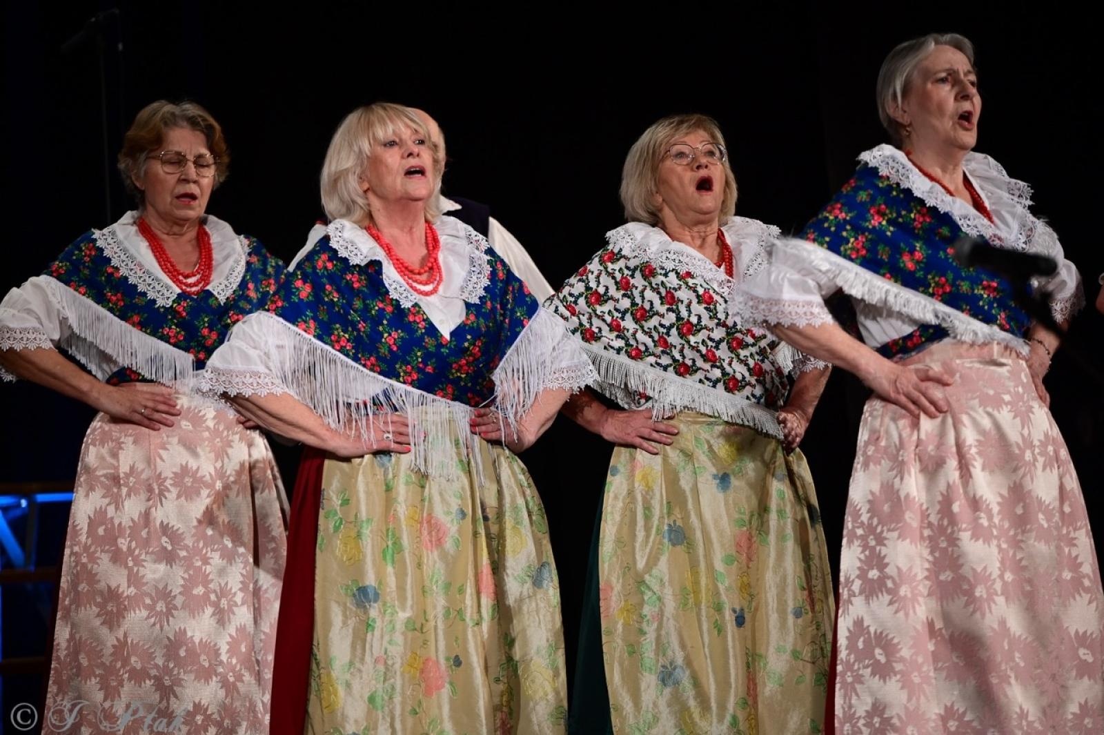 Zdjęcie w galerii na portalu naszraciborz.pl: Co nam w duszy gra – chóralne dźwięki wypełniły Strzechę wiadomości z regionu