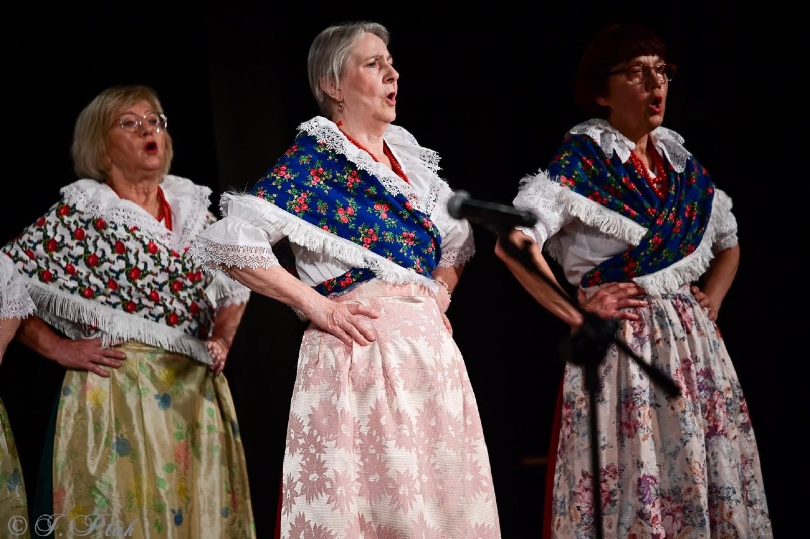 Zdjęcie w galerii na portalu naszraciborz.pl: Co nam w duszy gra – chóralne dźwięki wypełniły Strzechę wiadomości z regionu