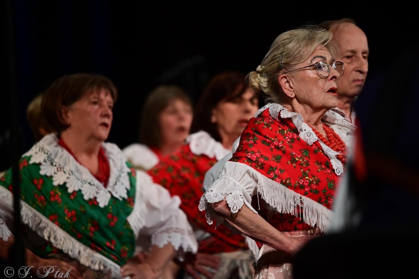 Zdjęcie w galerii na portalu naszraciborz.pl: Co nam w duszy gra – chóralne dźwięki wypełniły Strzechę wiadomości z regionu