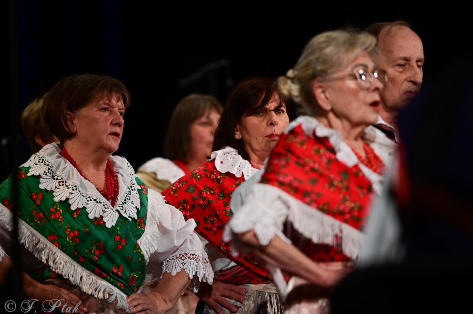 Zdjęcie w galerii na portalu naszraciborz.pl: Co nam w duszy gra – chóralne dźwięki wypełniły Strzechę wiadomości z regionu