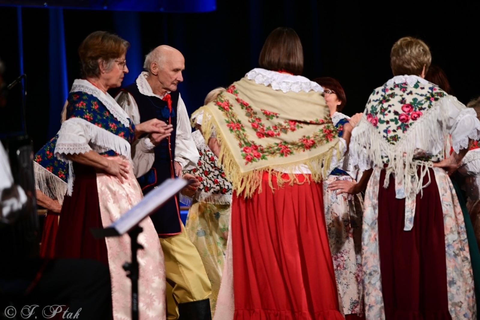 Zdjęcie w galerii na portalu naszraciborz.pl: Co nam w duszy gra – chóralne dźwięki wypełniły Strzechę wiadomości z regionu