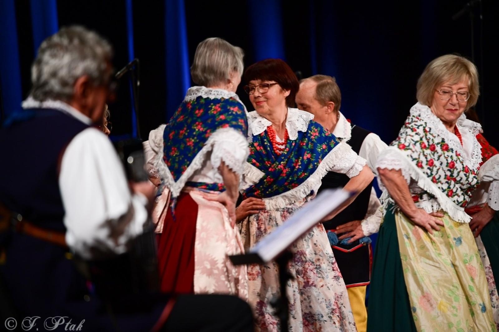 Zdjęcie w galerii na portalu naszraciborz.pl: Co nam w duszy gra – chóralne dźwięki wypełniły Strzechę wiadomości z regionu