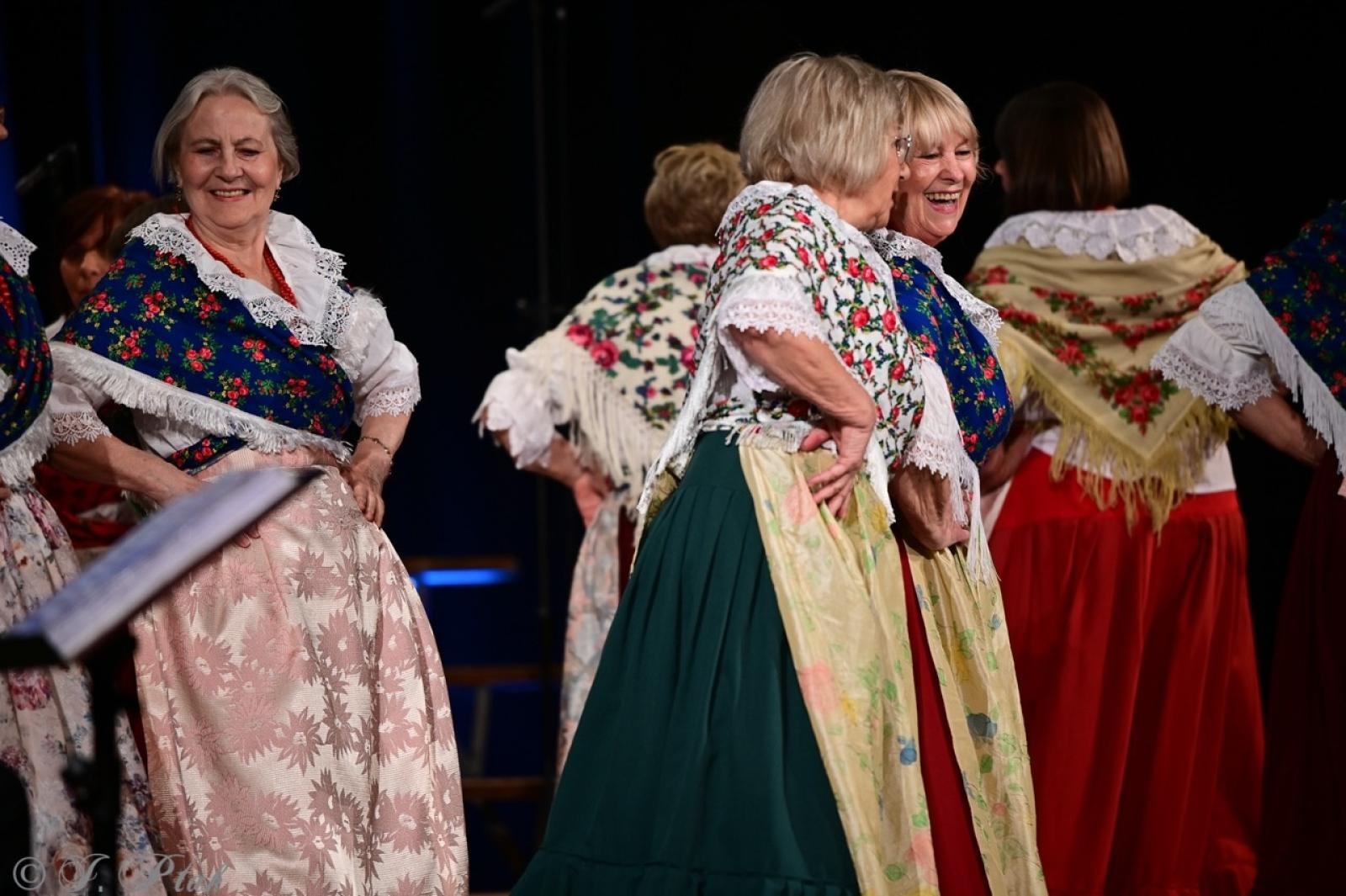 Zdjęcie w galerii na portalu naszraciborz.pl: Co nam w duszy gra – chóralne dźwięki wypełniły Strzechę wiadomości z regionu