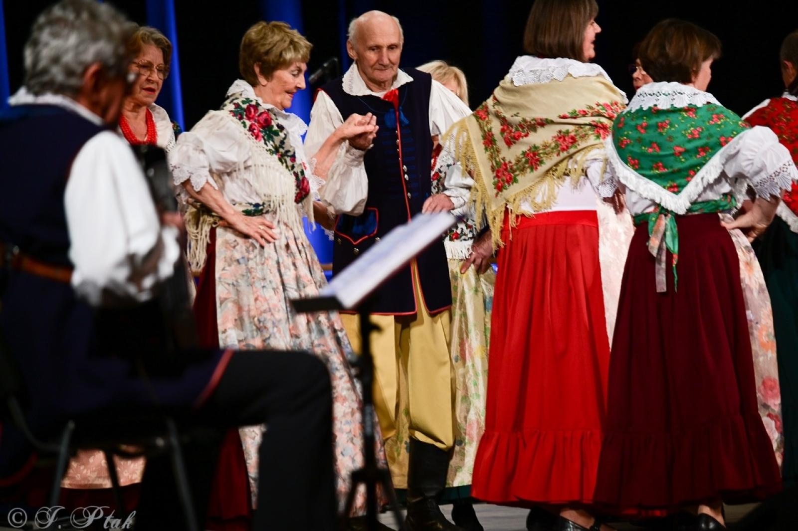 Zdjęcie w galerii na portalu naszraciborz.pl: Co nam w duszy gra – chóralne dźwięki wypełniły Strzechę wiadomości z regionu