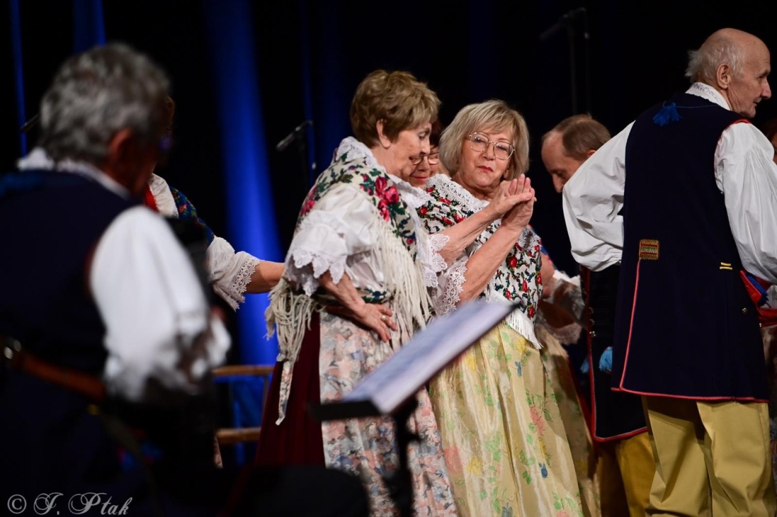 Zdjęcie w galerii na portalu naszraciborz.pl: Co nam w duszy gra – chóralne dźwięki wypełniły Strzechę wiadomości z regionu