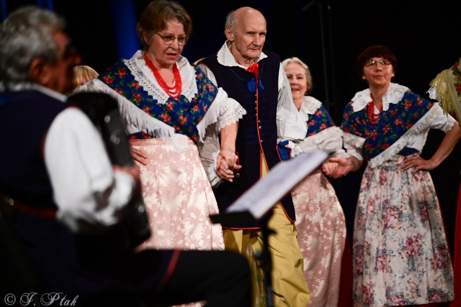 Zdjęcie w galerii na portalu naszraciborz.pl: Co nam w duszy gra – chóralne dźwięki wypełniły Strzechę wiadomości z regionu