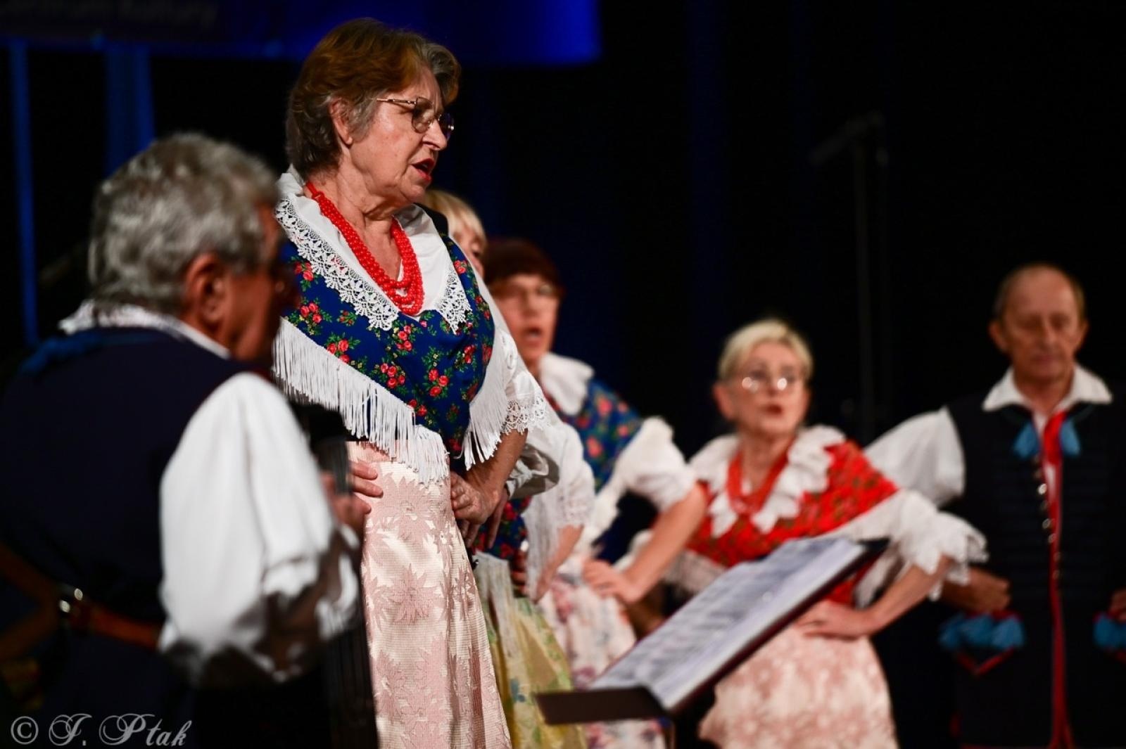 Zdjęcie w galerii na portalu naszraciborz.pl: Co nam w duszy gra – chóralne dźwięki wypełniły Strzechę wiadomości z regionu
