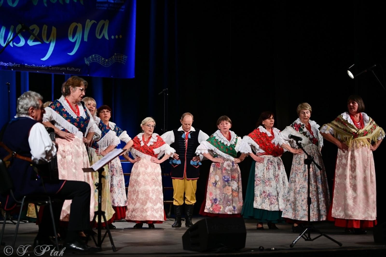 Zdjęcie w galerii na portalu naszraciborz.pl: Co nam w duszy gra – chóralne dźwięki wypełniły Strzechę wiadomości z regionu