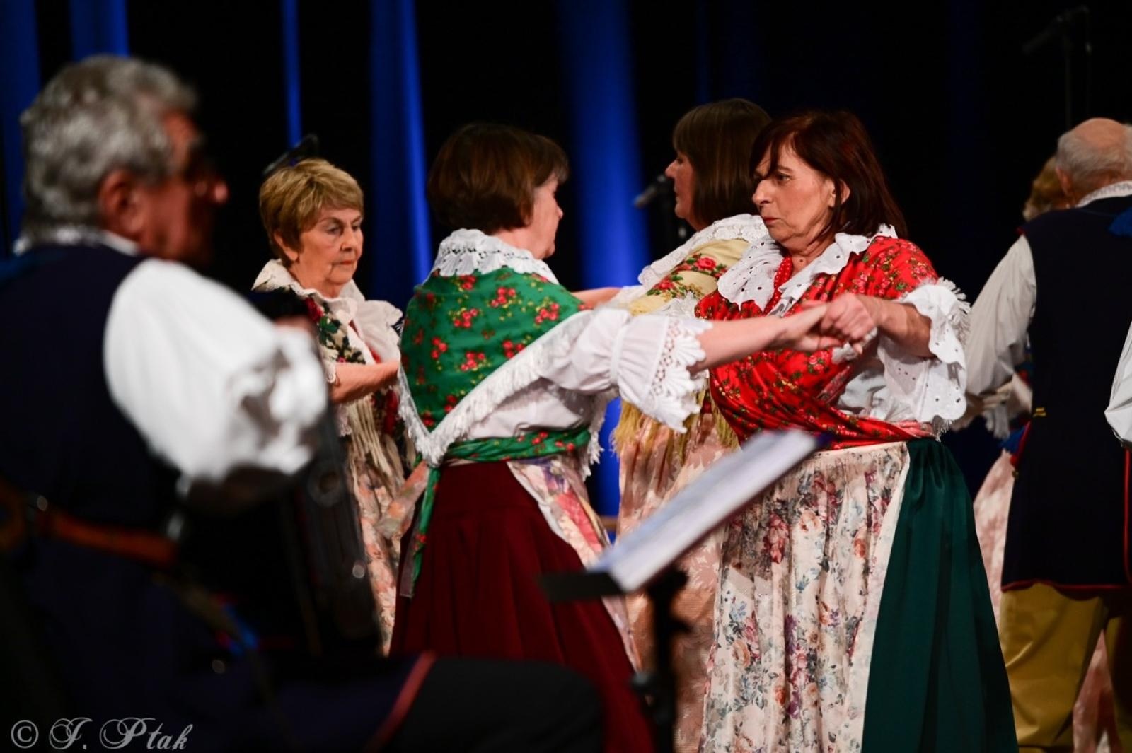 Zdjęcie w galerii na portalu naszraciborz.pl: Co nam w duszy gra – chóralne dźwięki wypełniły Strzechę wiadomości z regionu