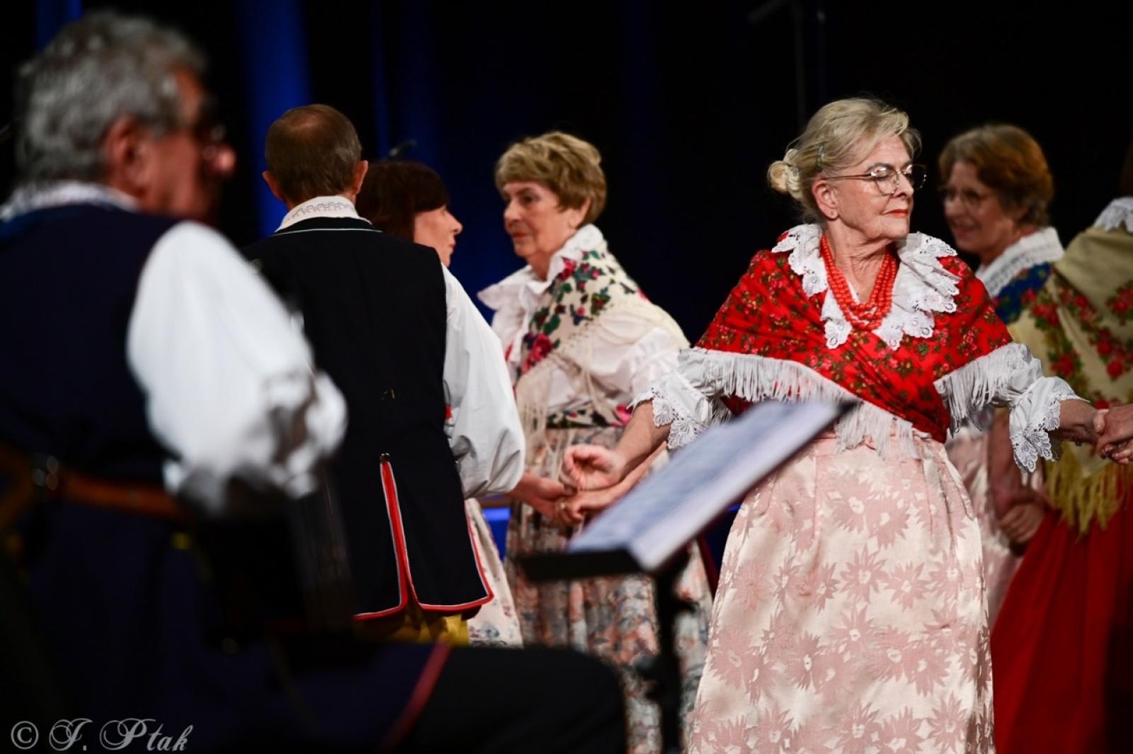 Zdjęcie w galerii na portalu naszraciborz.pl: Co nam w duszy gra – chóralne dźwięki wypełniły Strzechę wiadomości z regionu