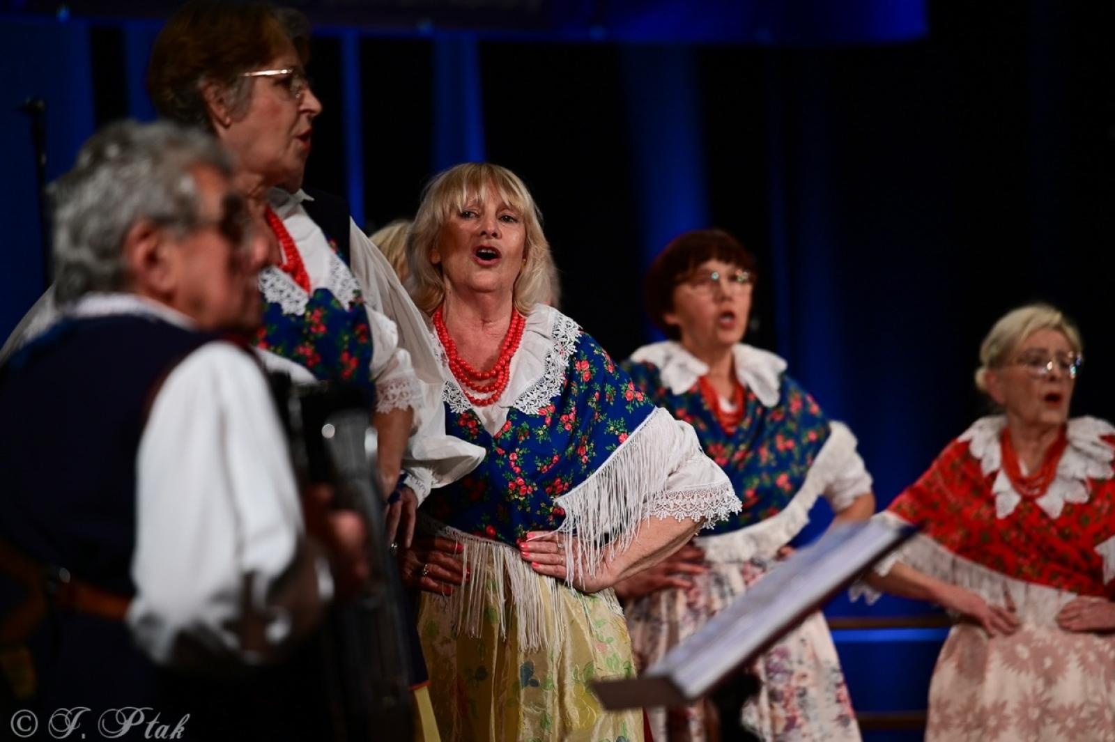 Zdjęcie w galerii na portalu naszraciborz.pl: Co nam w duszy gra – chóralne dźwięki wypełniły Strzechę wiadomości z regionu