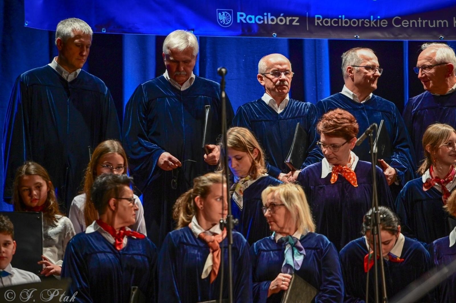 Zdjęcie w galerii na portalu naszraciborz.pl: Co nam w duszy gra – chóralne dźwięki wypełniły Strzechę wiadomości z regionu