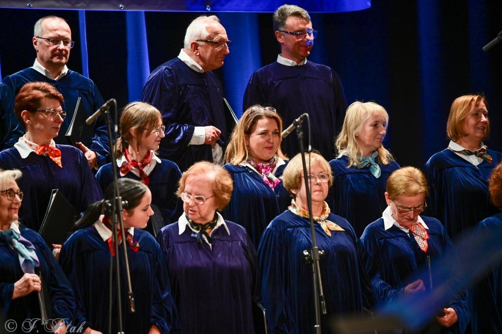 Zdjęcie w galerii na portalu naszraciborz.pl: Co nam w duszy gra – chóralne dźwięki wypełniły Strzechę wiadomości z regionu