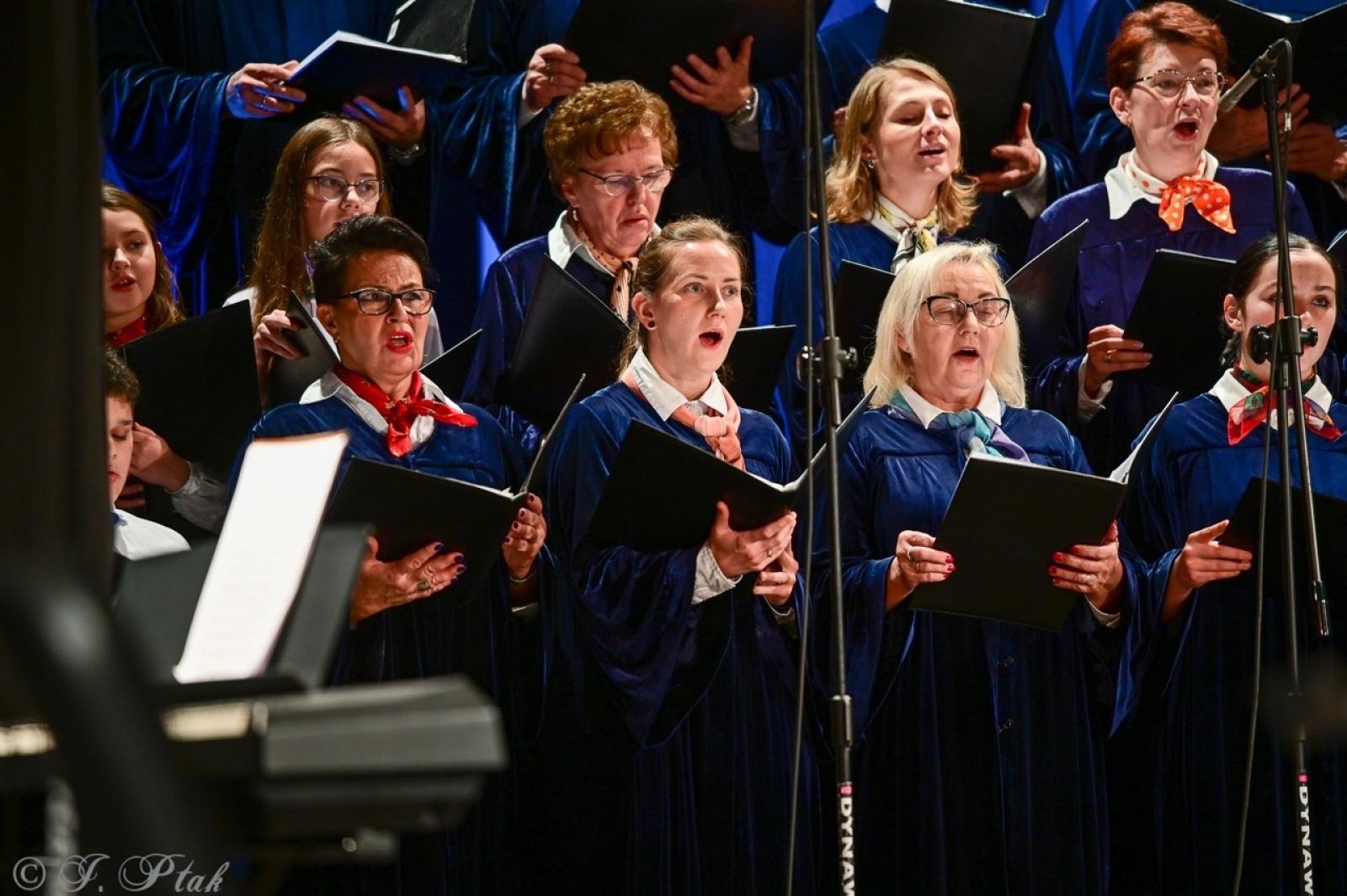 Zdjęcie w galerii na portalu naszraciborz.pl: Co nam w duszy gra – chóralne dźwięki wypełniły Strzechę wiadomości z regionu