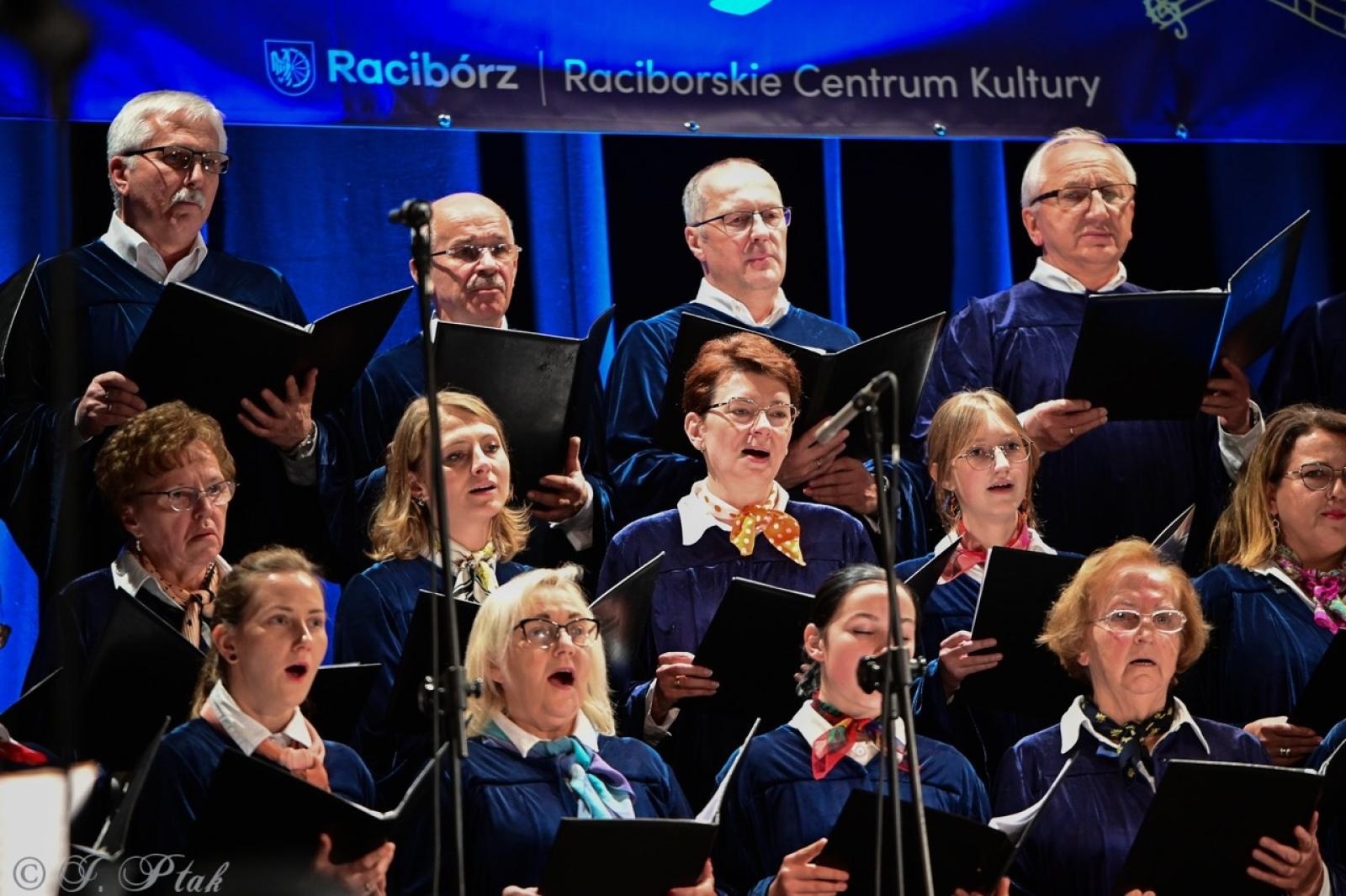Zdjęcie w galerii na portalu naszraciborz.pl: Co nam w duszy gra – chóralne dźwięki wypełniły Strzechę wiadomości z regionu