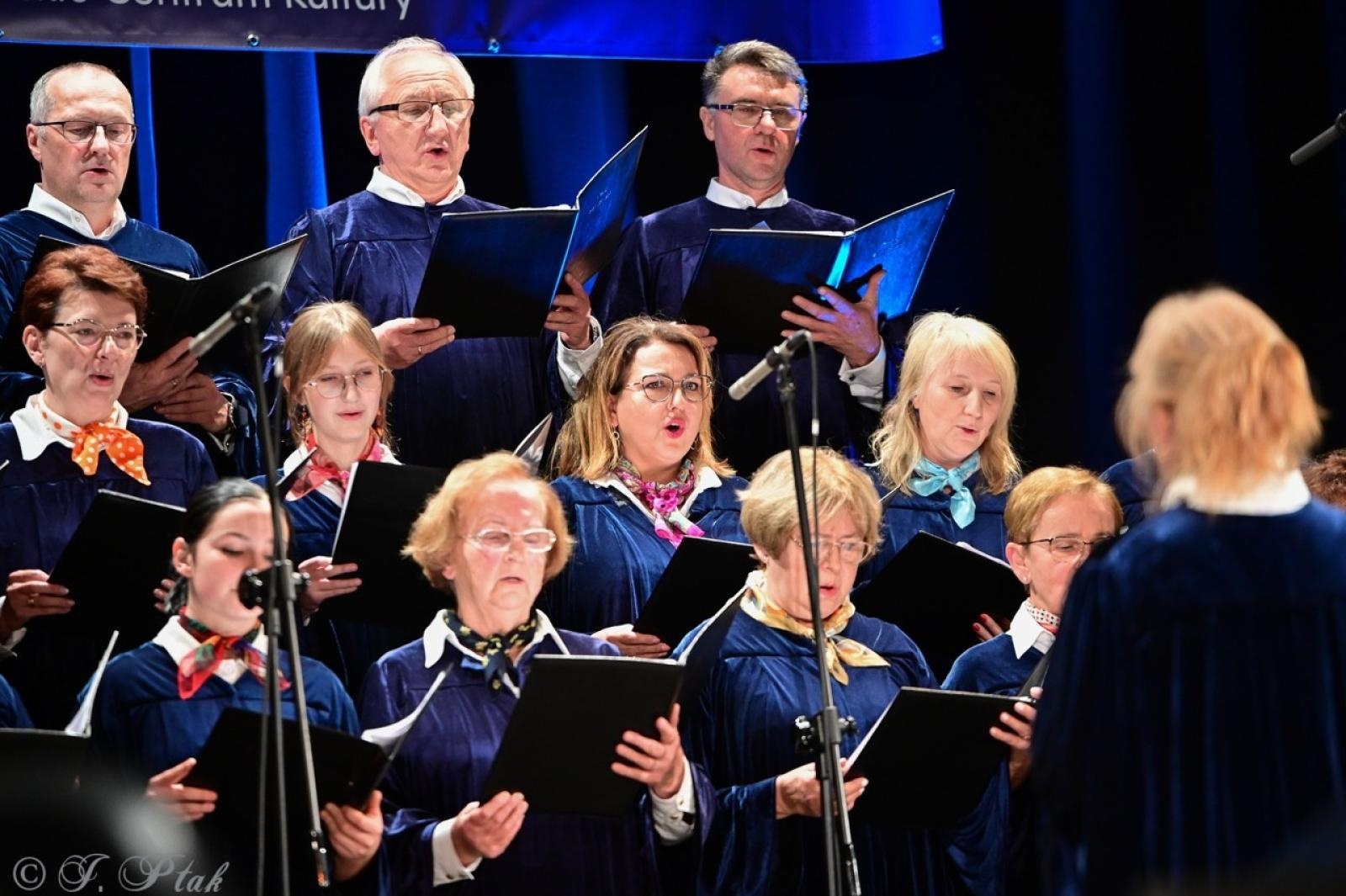 Zdjęcie w galerii na portalu naszraciborz.pl: Co nam w duszy gra – chóralne dźwięki wypełniły Strzechę wiadomości z regionu