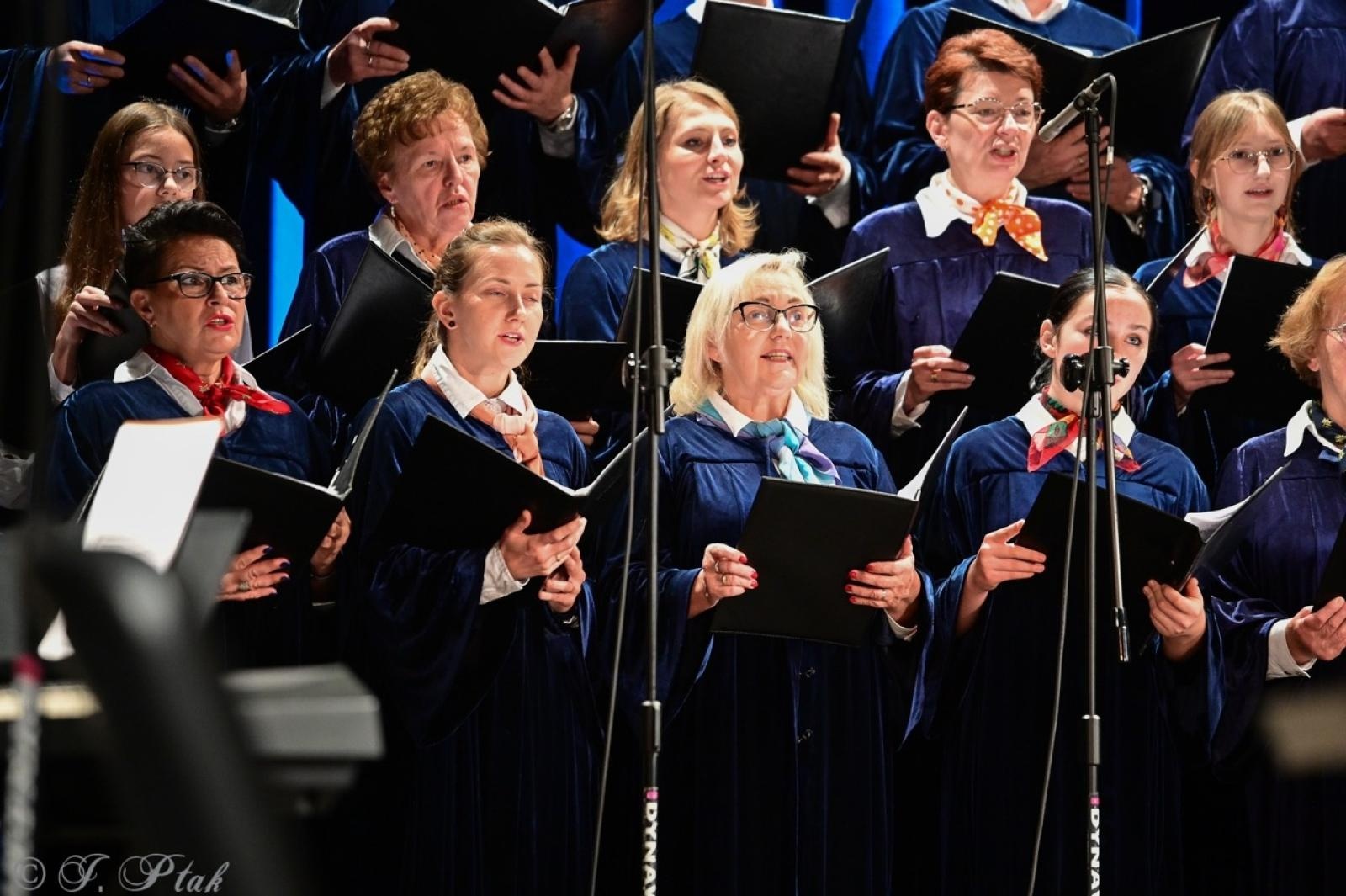 Zdjęcie w galerii na portalu naszraciborz.pl: Co nam w duszy gra – chóralne dźwięki wypełniły Strzechę wiadomości z regionu