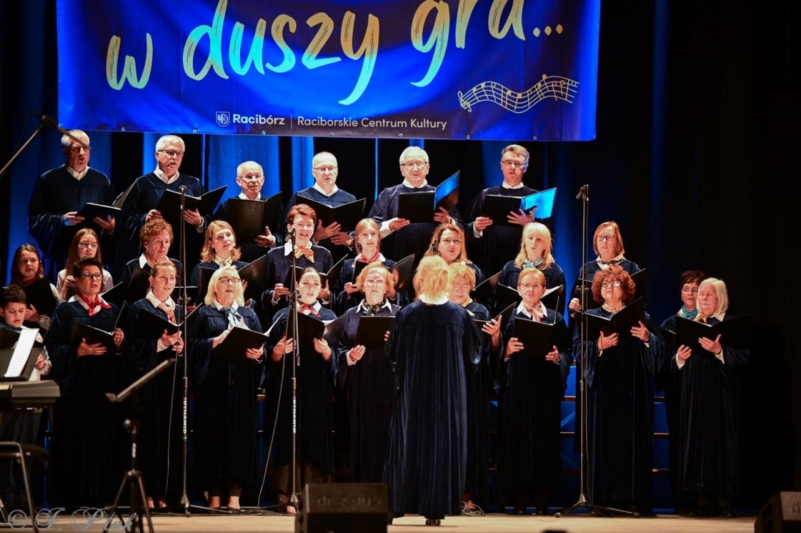 Zdjęcie w galerii na portalu naszraciborz.pl: Co nam w duszy gra – chóralne dźwięki wypełniły Strzechę wiadomości z regionu