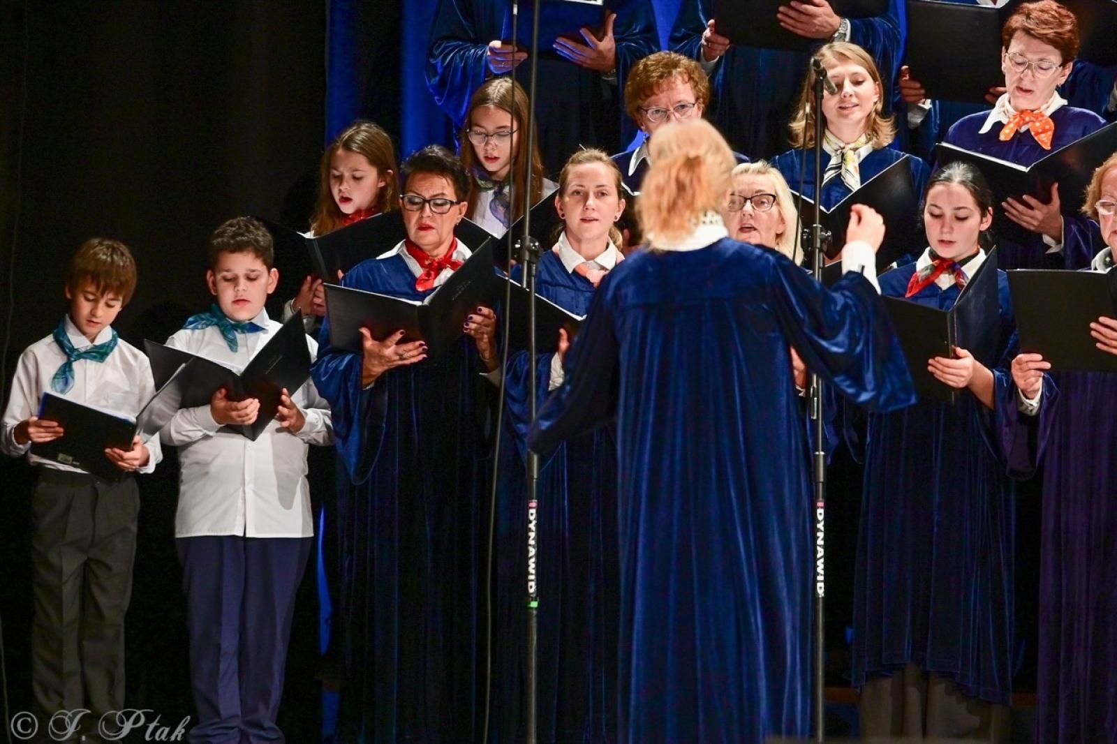 Zdjęcie w galerii na portalu naszraciborz.pl: Co nam w duszy gra – chóralne dźwięki wypełniły Strzechę wiadomości z regionu