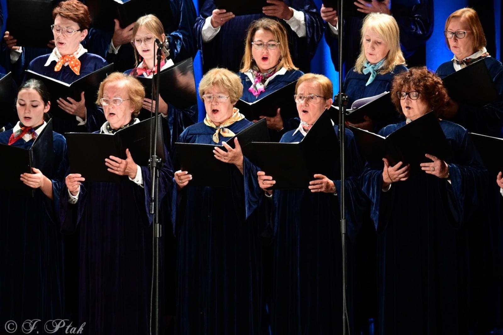 Zdjęcie w galerii na portalu naszraciborz.pl: Co nam w duszy gra – chóralne dźwięki wypełniły Strzechę wiadomości z regionu