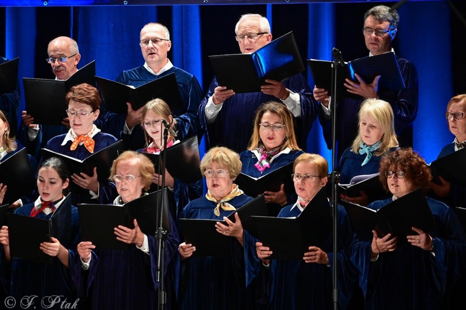 Zdjęcie w galerii na portalu naszraciborz.pl: Co nam w duszy gra – chóralne dźwięki wypełniły Strzechę wiadomości z regionu