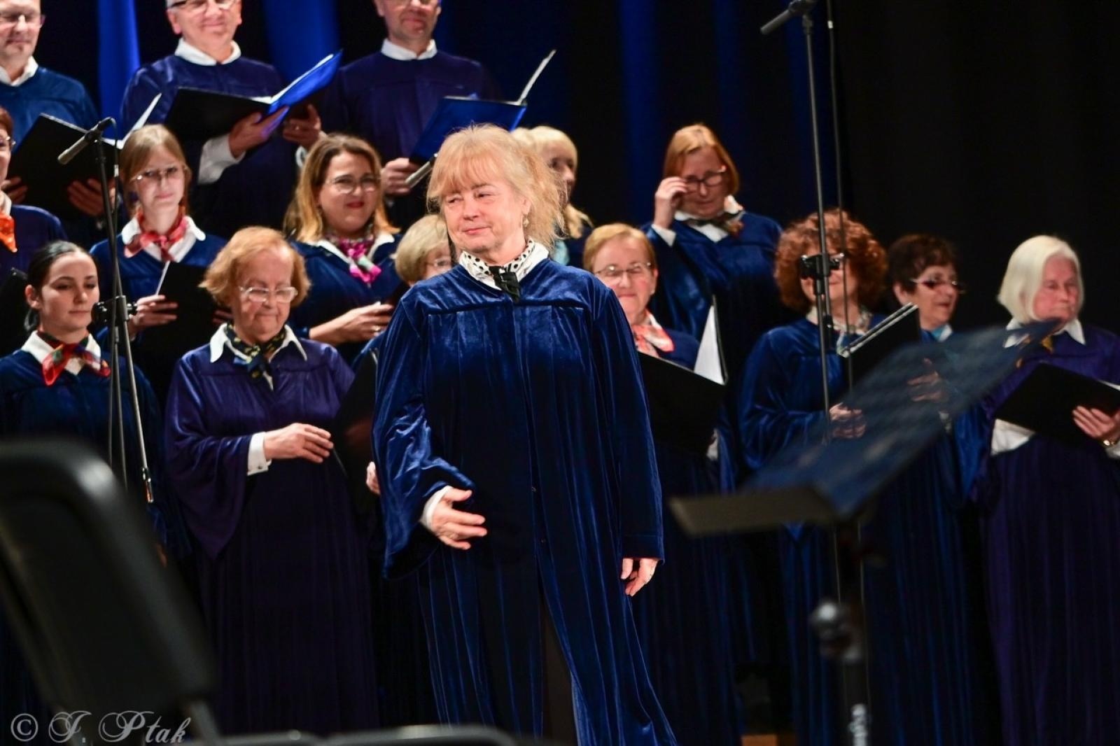 Zdjęcie w galerii na portalu naszraciborz.pl: Co nam w duszy gra – chóralne dźwięki wypełniły Strzechę wiadomości z regionu