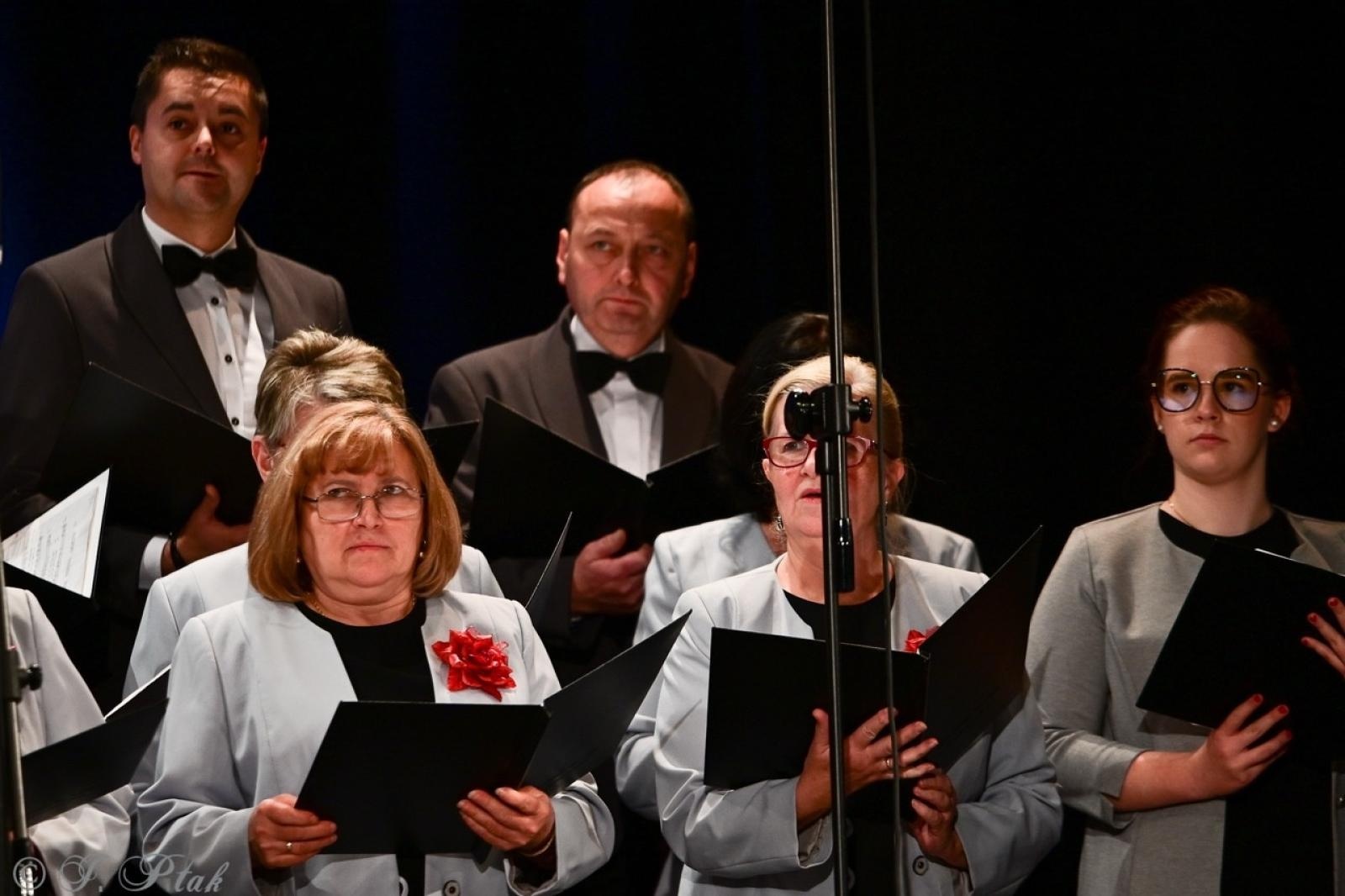 Zdjęcie w galerii na portalu naszraciborz.pl: Co nam w duszy gra – chóralne dźwięki wypełniły Strzechę wiadomości z regionu